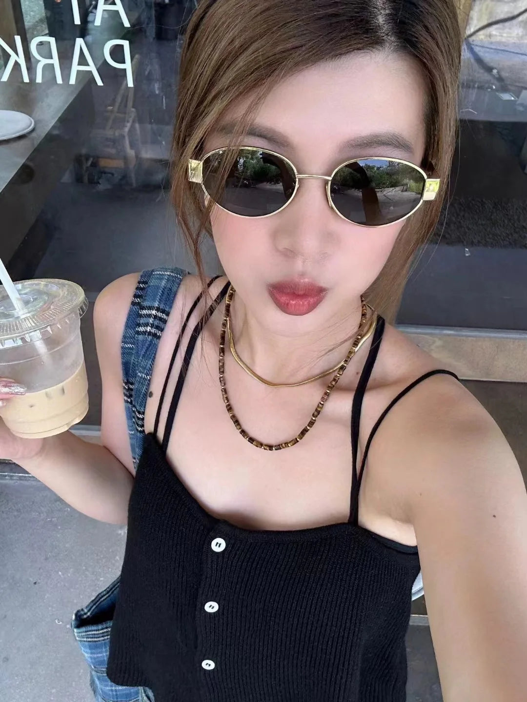 Black oval sunglasses on woman – stylish summer look